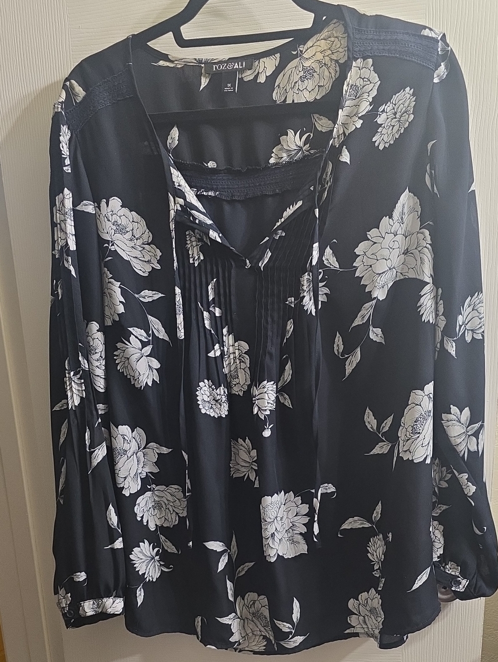 Roz & Ali Black and White Floral Pintuck Tie-Neck Blouse